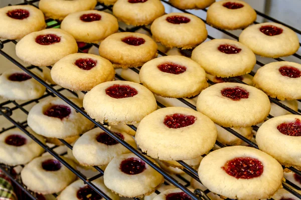 Att göra hallon tumavtryck cookies — Stockfoto