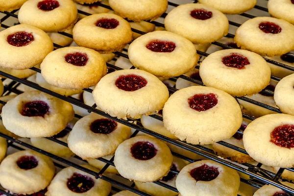 Fazendo de biscoitos de impressão digital de framboesa — Fotografia de Stock