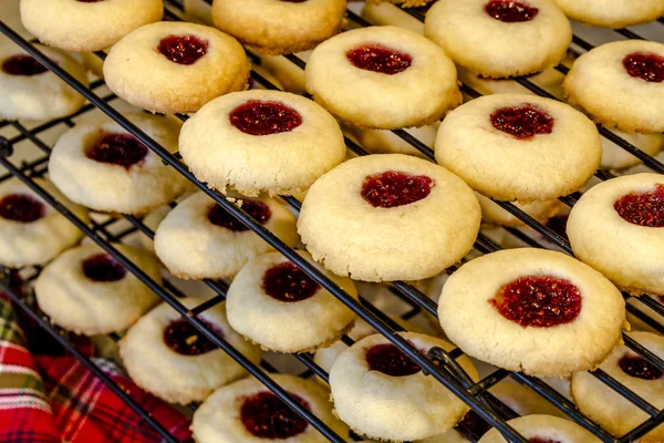 Att göra hallon tumavtryck cookies — Stockfoto