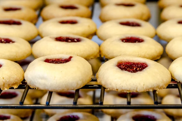 Fabrication de cookies d'empreinte de framboise — Photo