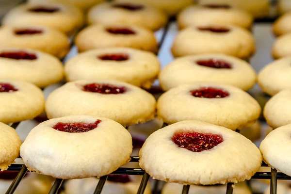 Fazendo de biscoitos de impressão digital de framboesa — Fotografia de Stock