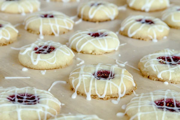 Fazendo de biscoitos de impressão digital de framboesa — Fotografia de Stock