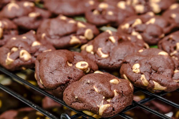 Производство шоколадных печенек с арахисовым маслом — стоковое фото