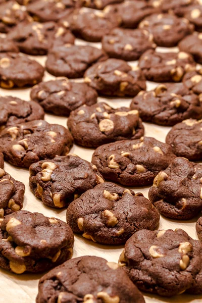 Att göra choklad jordnötssmör Chip cookies — Stockfoto