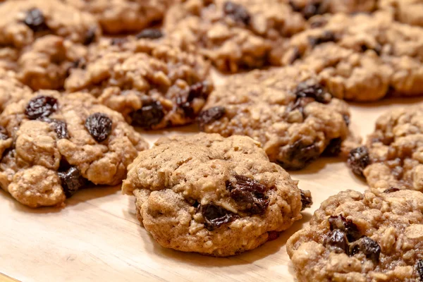 Att göra Oatmeal Raisin Cookies — Stockfoto