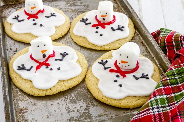 Schmelzende Schneemänner verzierten Zuckerkekse — Stockfoto