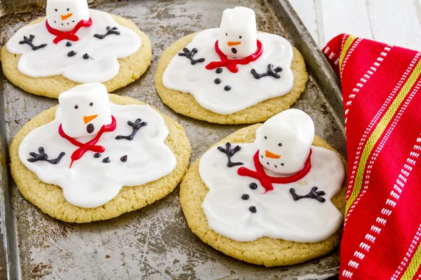 Topirea oamenilor de zăpadă cookie-uri decorate cu zahăr — Fotografie, imagine de stoc