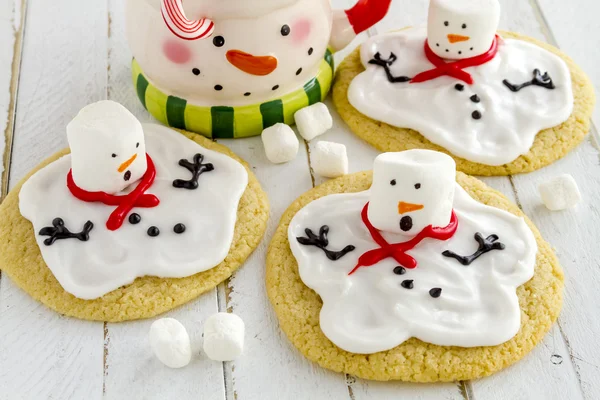 Kardan adam erime dekore edilmiş şekerli kurabiye — Stok fotoğraf