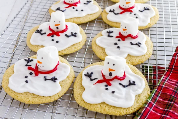 Topirea oamenilor de zăpadă cookie-uri decorate cu zahăr — Fotografie, imagine de stoc