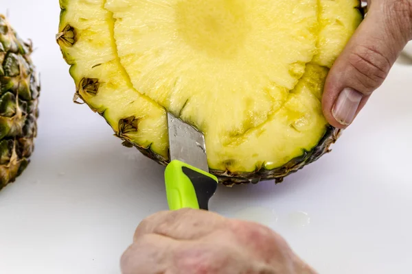 Frische Ananas und gerösteter Kokos-Dip — Stockfoto