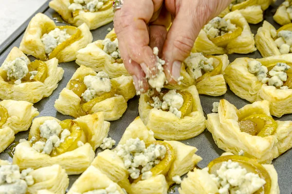 Hrušky a Gorgonzola sýr nadýchané pečivo — Stock fotografie