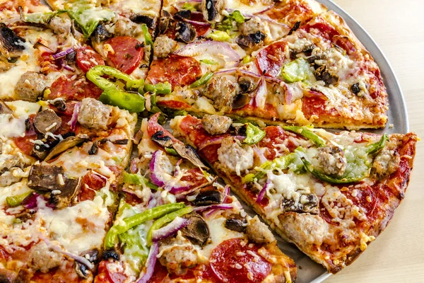 Свіжа тонка скоринка Верхня піца — стокове фото