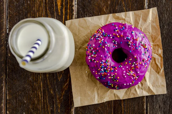 Свіжі запечені ванільні квасоля Iced Doughnuts — стокове фото