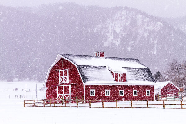 Красный амбар в снегу
