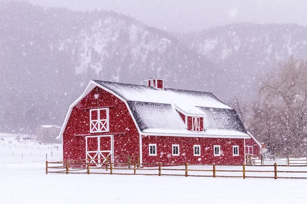 Grange rouge dans la neige — Photo