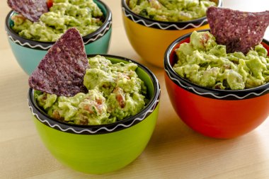 Taze ev yapımı tıknaz Guacamole DIP