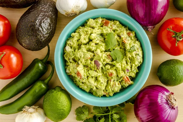 Taze ev yapımı tıknaz Guacamole DIP