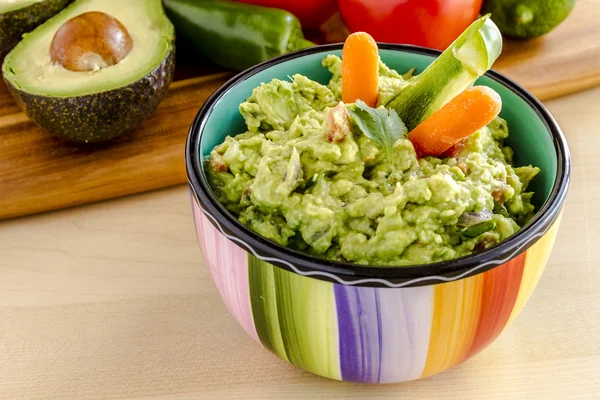 Frischen hausgemachten klobigen Guacamole-Dip — Stockfoto