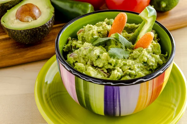 Taze ev yapımı tıknaz Guacamole DIP