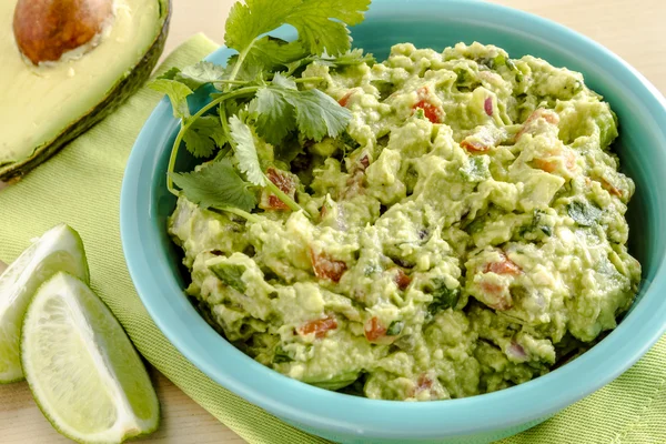 Mergulho de Guacamole Chunky caseiro fresco — Fotografia de Stock