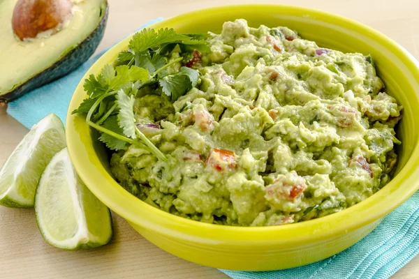 Taze ev yapımı tıknaz Guacamole DIP