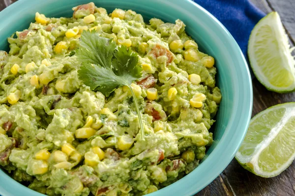 Čerstvé domácí robustní Guacamole Dip — Stock fotografie