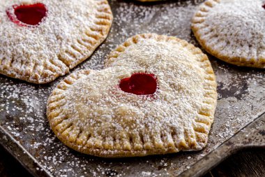 Kiraz el Pies kalp şeklinde