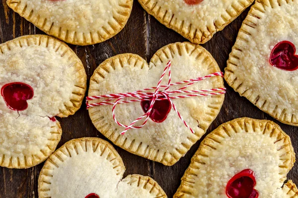 Pasteles de mano de cereza en forma de corazón — Foto de Stock