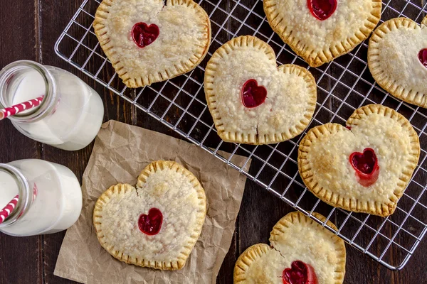 Pasteles de mano de cereza en forma de corazón — Foto de Stock