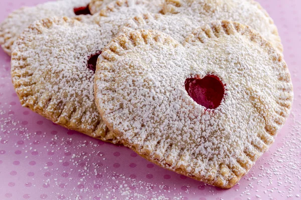 Pasteles de mano de cereza en forma de corazón — Foto de Stock