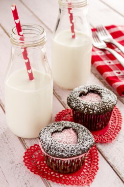 Sevgililer günü kalp kesme Cupcakes