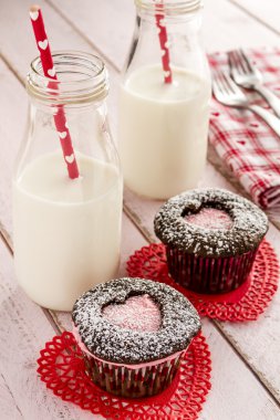 Sevgililer günü kalp kesme Cupcakes