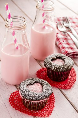 Sevgililer günü kalp kesme Cupcakes