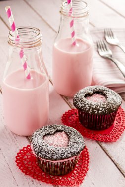 Sevgililer günü kalp kesme Cupcakes