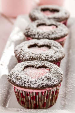 Sevgililer günü kalp kesme Cupcakes