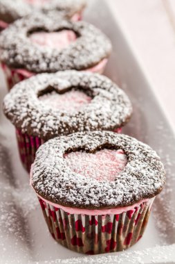 Sevgililer günü kalp kesme Cupcakes