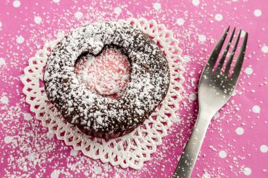 Sevgililer günü kalp kesme Cupcakes
