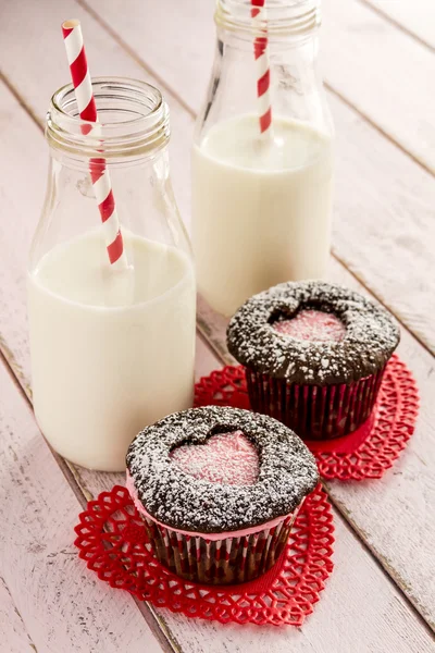 Sevgililer günü kalp kesme Cupcakes — Stok fotoğraf