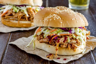 Barbekü domuz eti sandviçler çekti 