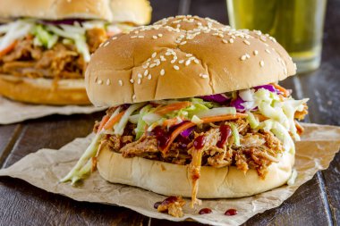 Barbekü domuz eti sandviçler çekti 
