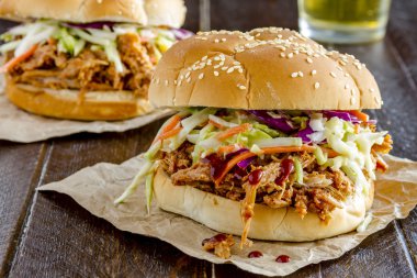 Barbekü domuz eti sandviçler çekti 