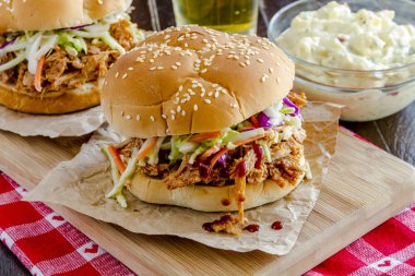 Barbekü domuz eti sandviçler çekti 