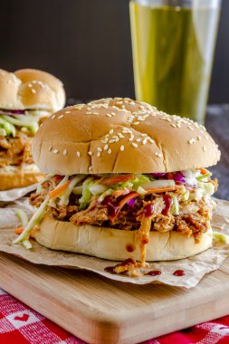 Barbekü domuz eti sandviçler çekti