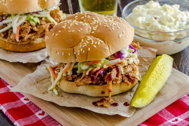 Barbekü domuz eti sandviçler çekti
