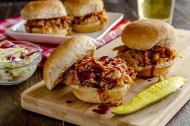 Barbekü domuz eti sandviçler çekti