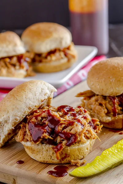Барбекю витягнуті свинячі бутерброди — стокове фото