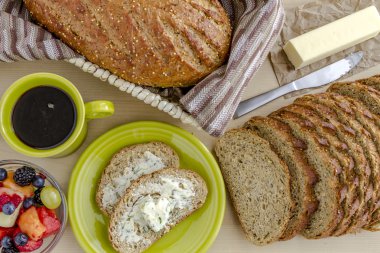 Taze pişmiş tam tahıllar ve tohumlu ekmek.