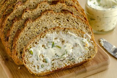 Taze pişmiş tam tahıllar ve tohumlu ekmek.