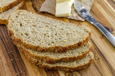 Taze pişmiş tam tahıllar ve tohumlu ekmek.