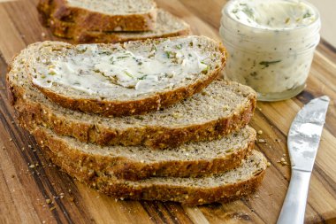 Taze pişmiş tam tahıllar ve tohumlu ekmek.